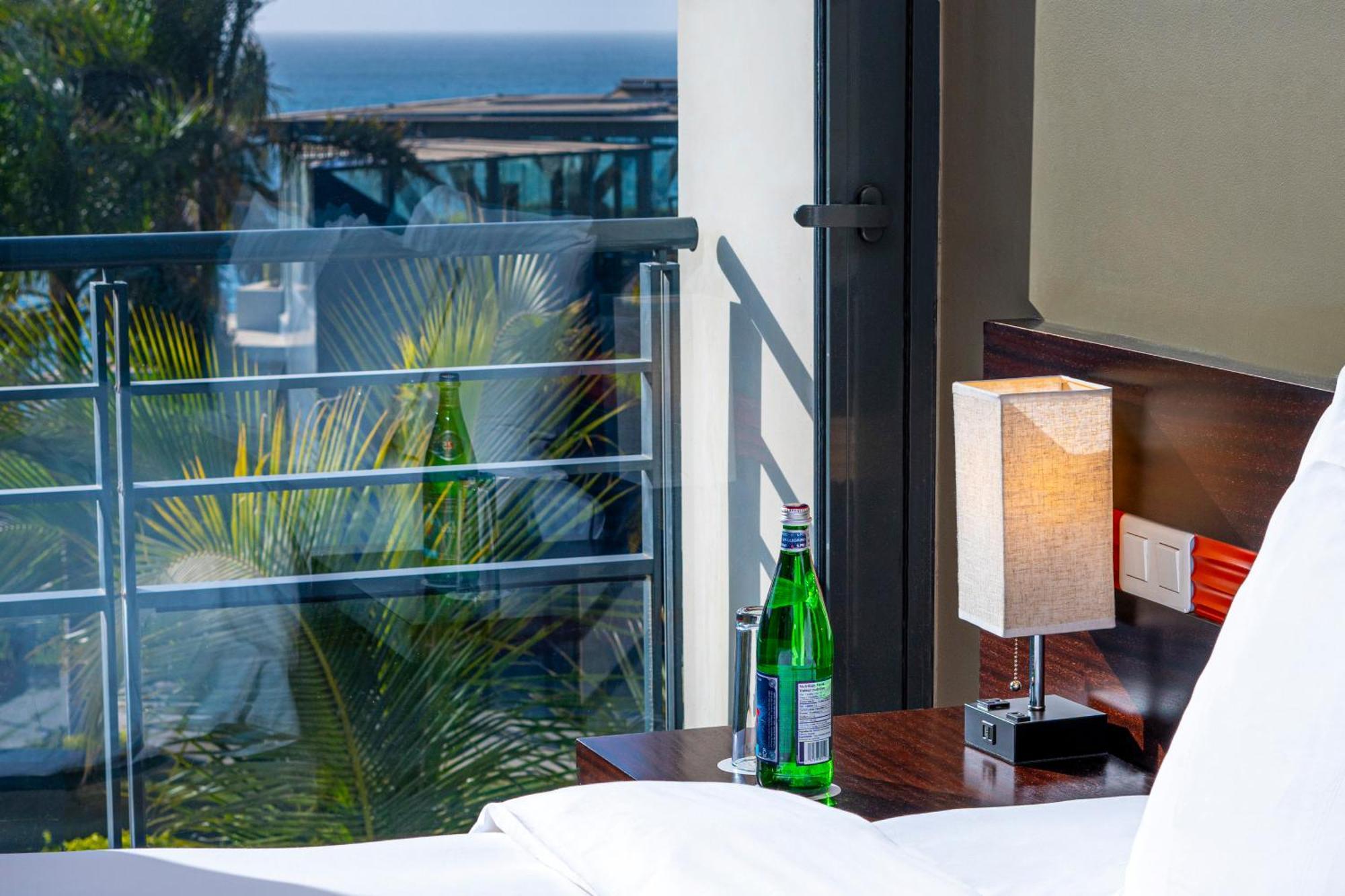 Noom Hotel Dakar Sea Plaza, A Member Of Radisson Individuals מראה חיצוני תמונה A room at the Hilton San Diego Bayfront